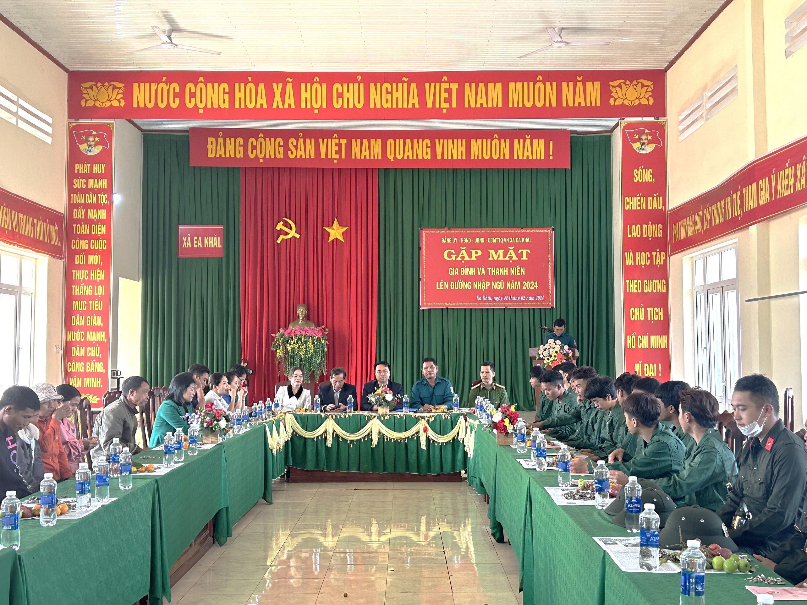 Đảng uỷ - HĐND - UBND - UBMTTQVN xã Ea Khăl tổ chức gặp mặt gia đình và thanh niên lên đường nhập ngũ năm 2024