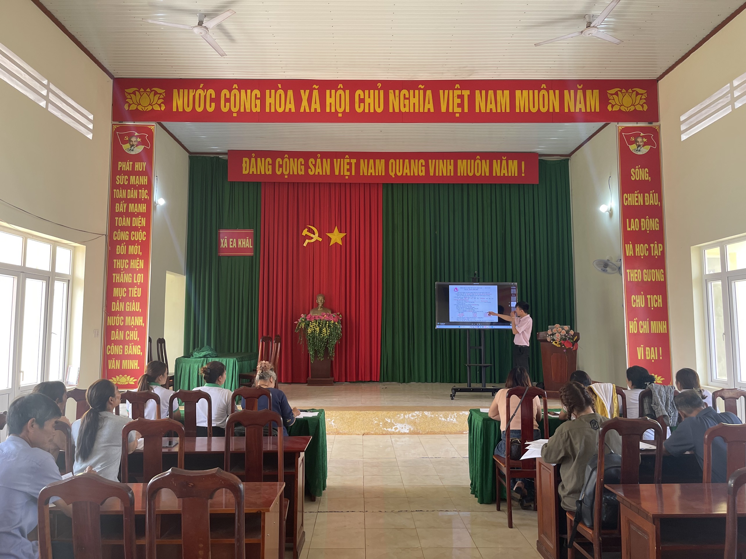 NGÂN HÀNG CHÍNH SÁCH HUYỆN EA H’LEO TỔ CHỨC LỚP TẬP HUẤN NGHIỆP VỤ CHO CÁC TỔ VAY VỐN XÃ EA KHĂL