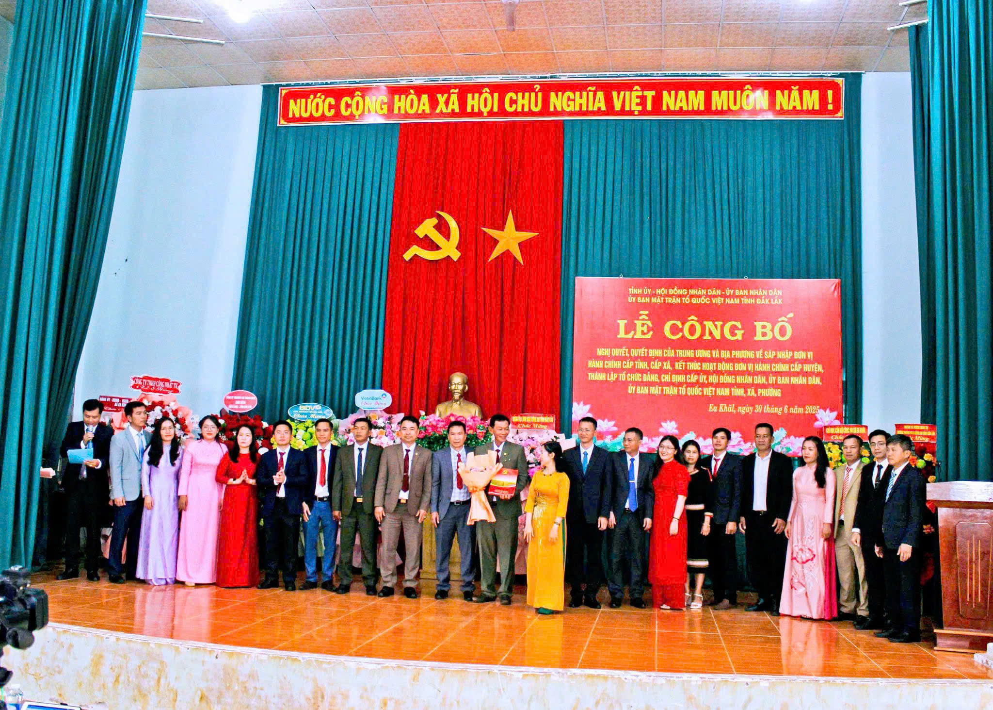 Xã Ea Khăl tổ chức Lễ công bố Nghị quyết, Quyết định của Trung ương và địa phương về sáp nhập đơn vị hành chính, chỉ định cấp ủy, HĐND, UBND, MTTQ các cấp