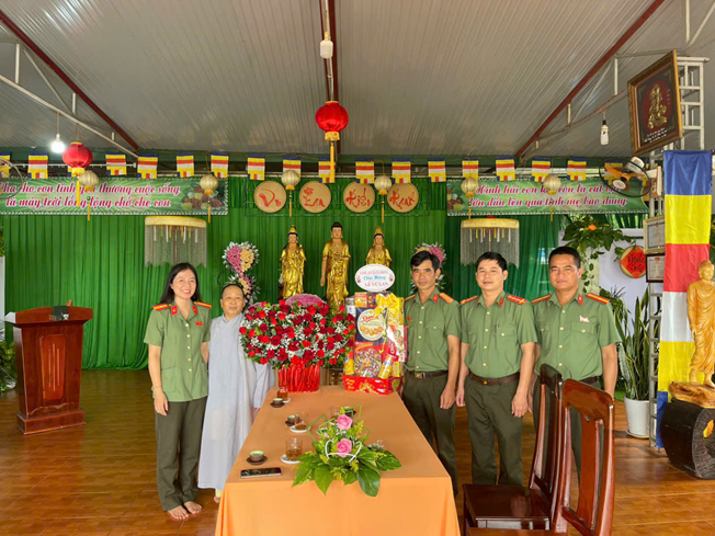 Công an xã Ea Khăl chúc mừng các cơ sở Phật giáo nhân dịp Lễ Vu Lan 2025