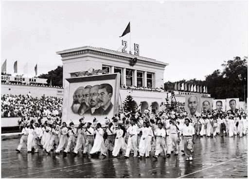 do-cam-trang-chao-mung-quoc-khanh-thong-bao-lich-nghi-le-bai-dang-facebook.png