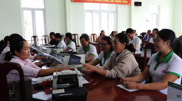 Nhiều chính sách tín dụng ưu đãi hỗ trợ người dân và học sinh, sinh viên