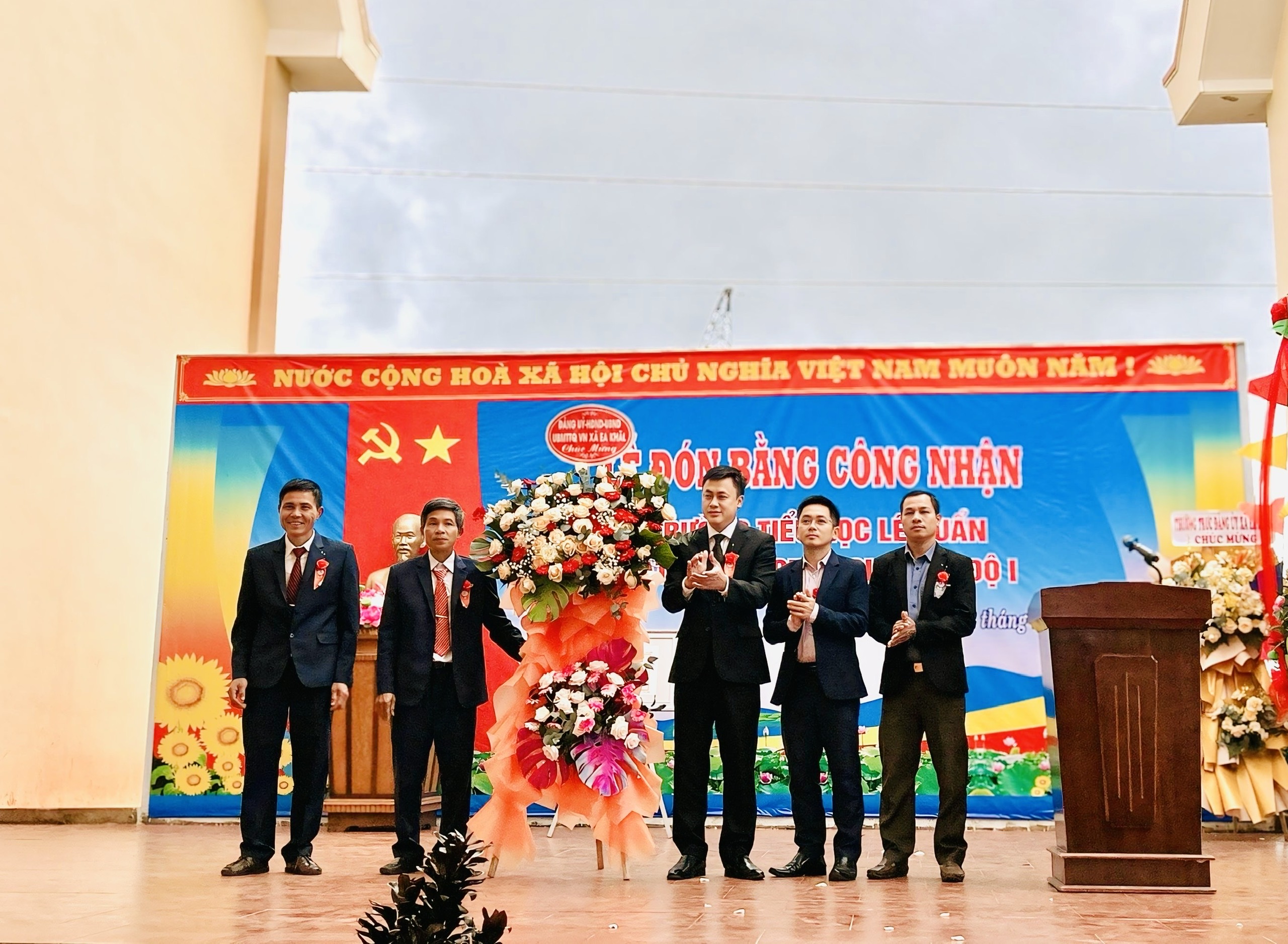 Lễ đón Bằng công nhận Trường Tiều học Lê Duẩn đạt chuẩn Quốc gia mức độ 1