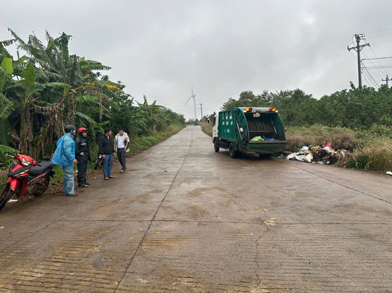 Xã Ea Khăl đồng loạt ra quân dọn dẹp vệ sinh, bảo vệ môi trường