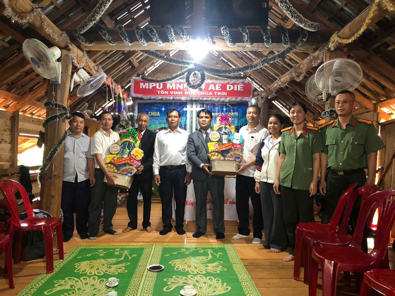 Thăm và tặng quà các điểm Công giáo, Tin lành trên địa bàn xã Ea Khăl nhân dịp Lễ Giáng sinh năm 2025