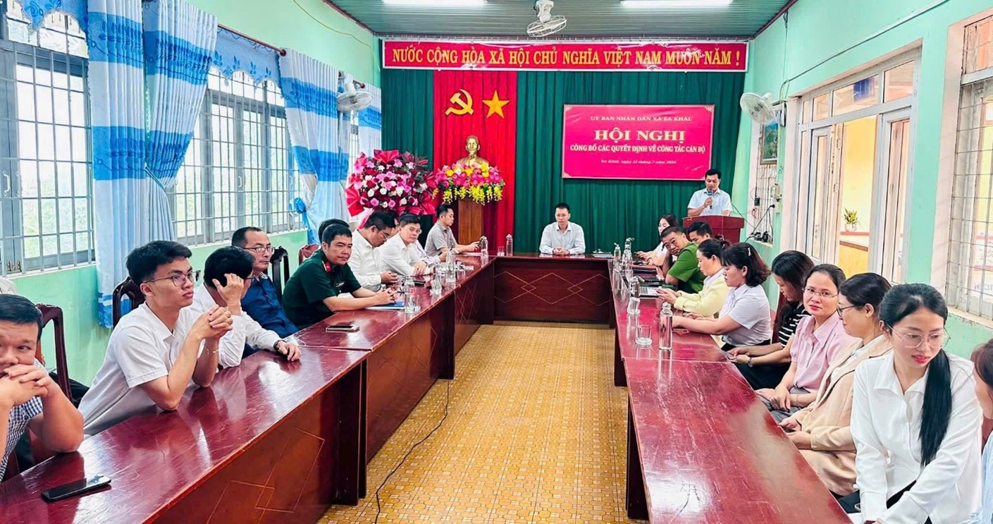 ĐẢNG BỘ, CHÍNH QUYỀN XÃ EA KHĂL KIỆN TOÀN ĐỘI NGŨ CÁN BỘ LÃNH ĐẠO, QUẢN LÝ GIAO ĐOẠN MỚI