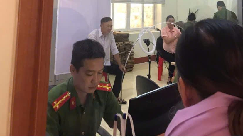 CÔNG AN XÃ EA KHĂL TRIỂN KHAI KẾ HOẠCH CẤP ĐỔI THẺ ĐẢNG VIÊN TRÊN NỀN TẢNG CƠ SỞ DỮ LIỆU QUỐC GIA