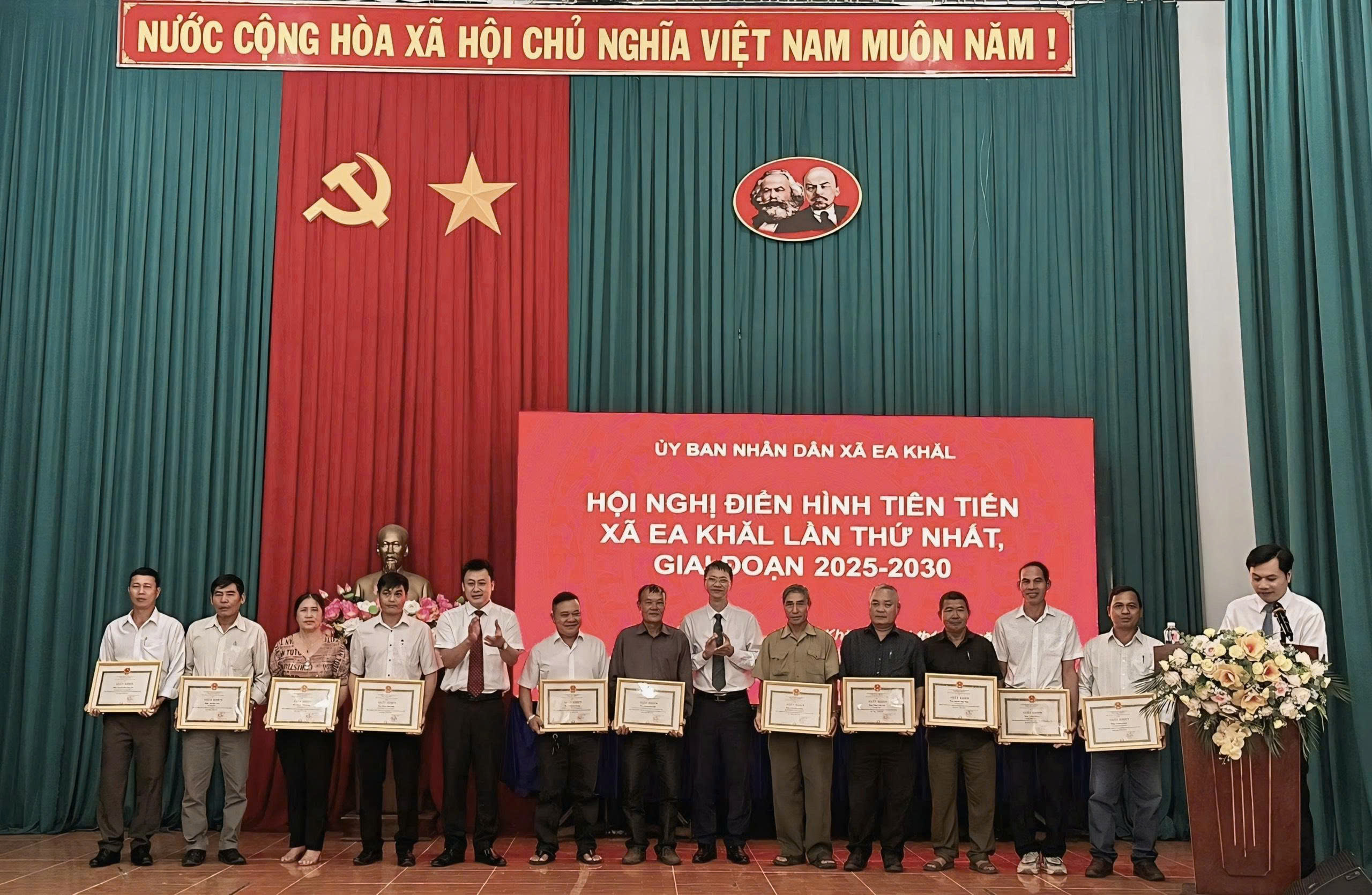 Xã Ea Khăl tổ chức Hội nghị phát động phong trào “Bình dân học vụ số” và Hội nghị điển hình tiên tiến lần thứ Nhất, giai đoạn 2025 – 2030