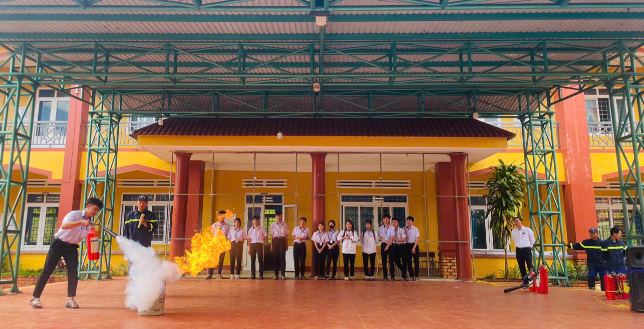 HỌC SINH TRƯỜNG THPT VÕ VĂN KIỆT HÀO HỨNG THAM GIA CHƯƠNG TRÌNH TUYÊN TRUYỀN, THỰC TẬP PHƯƠNG ÁN CHỮA CHÁY VÀ CỨU NẠN CỨU HỘ
